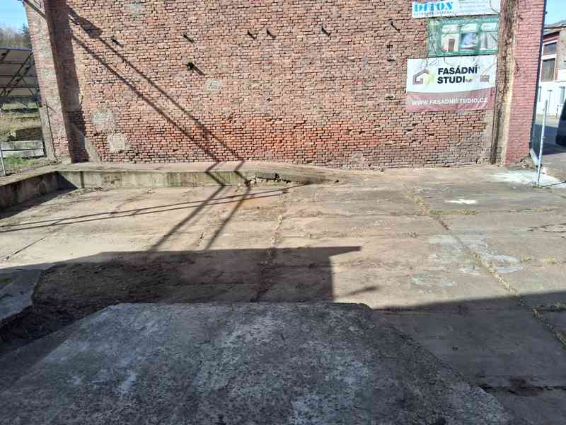 Pronájem zpevněné oplocené panelové plochy - foto 5