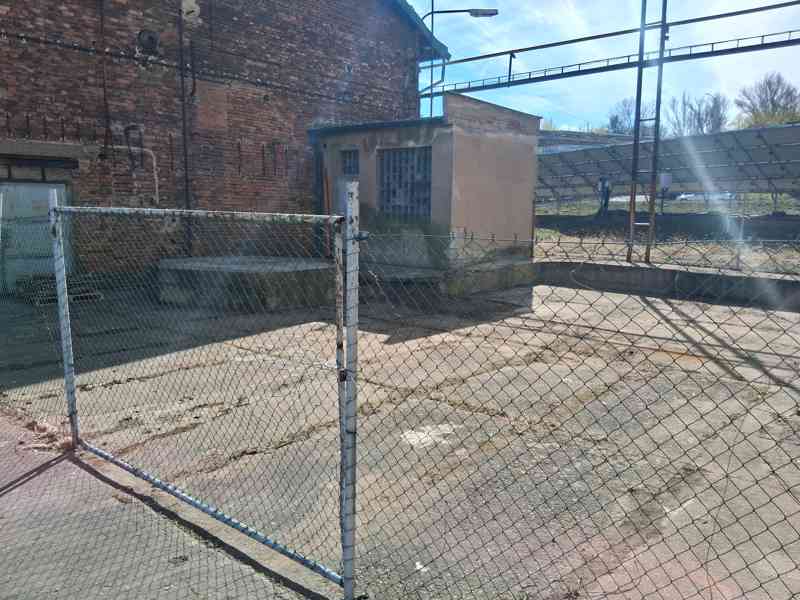 Pronájem zpevněné oplocené panelové plochy - foto 2