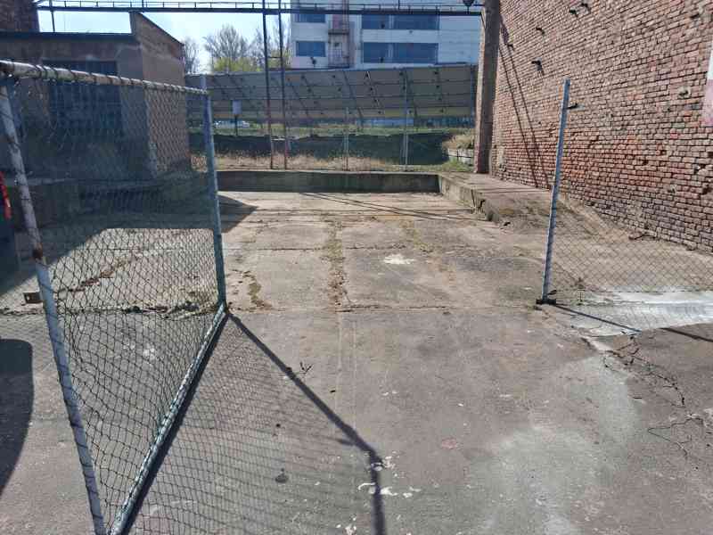 Pronájem zpevněné oplocené panelové plochy - foto 3