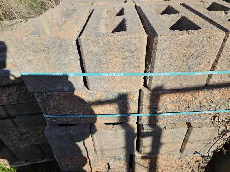 Cihly na plot KB Blok – skořicově oboustraně štípaná - foto 5