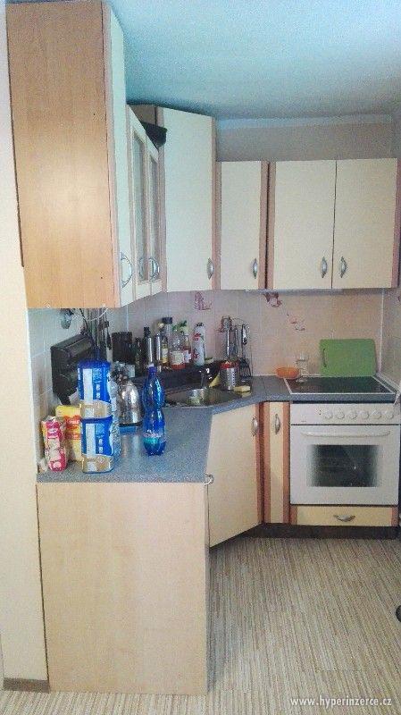 Kuchyň - zachovalá, bez desky, s rohovým dřezem - foto 1