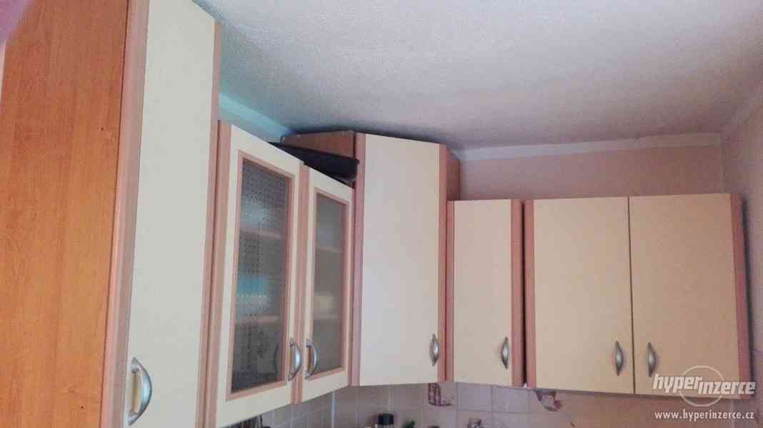 Kuchyň - zachovalá, bez desky, s rohovým dřezem - foto 2