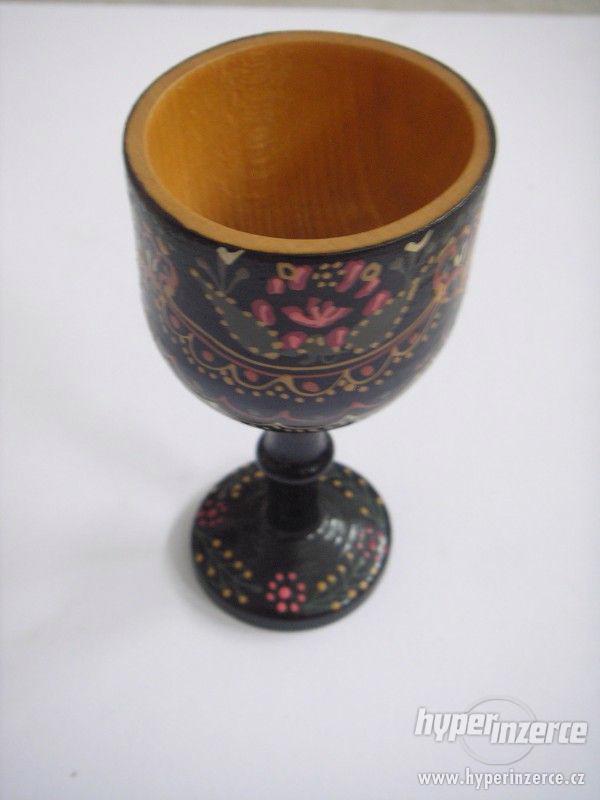 Dřevěný zdobený pohár - foto 2