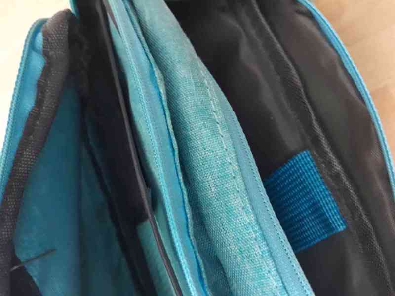 Modrá taška přes rameno, ideální na cesty - foto 5
