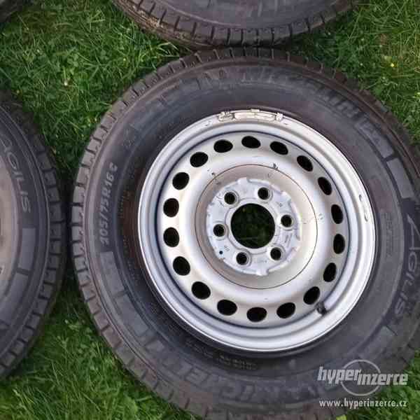 Plechove disky Mercedes Sprinter 6x130 +letní pneu - foto 5