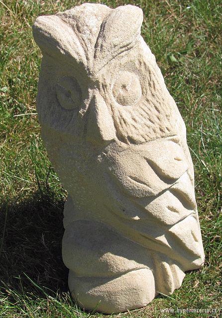 Pěkná pískovcová zahradní dekorace sova mala na kamení - foto 1