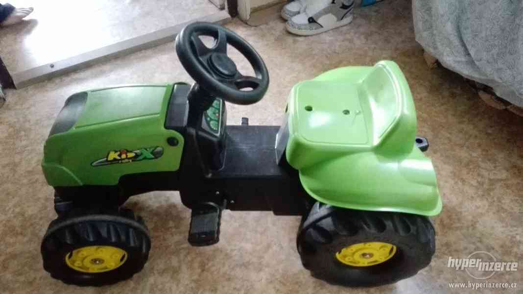 Prodám dětský traktor s navěsem - foto 1