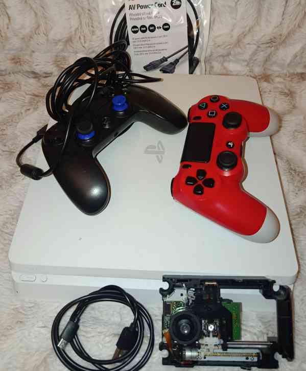 PS4 Slim čti více  - foto 2