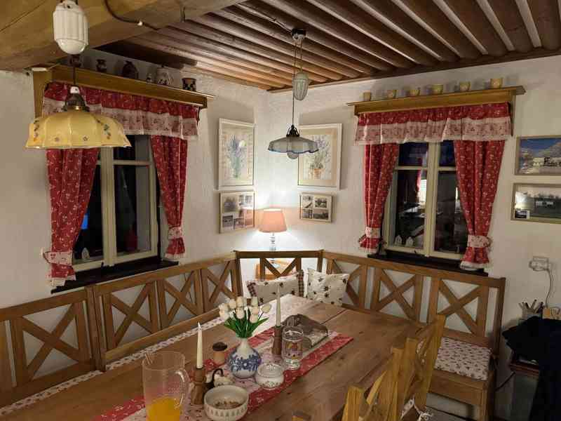 Dřevěná garnýž z masivu s policí - foto 18