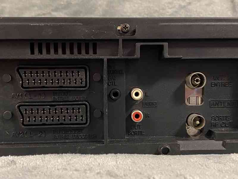 S-VHS-ET videorekordér JVC HR-S6953 s video stabilizátorem - foto 6