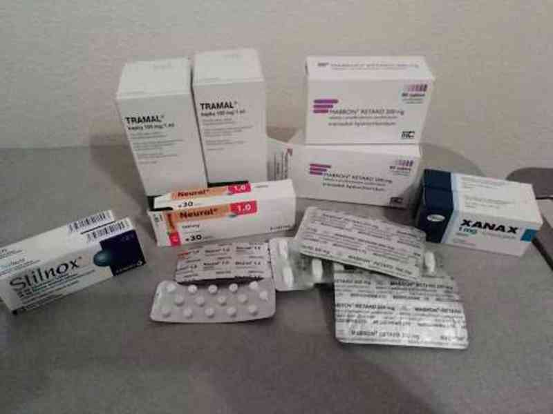 Léky proti bolesti, prášky na spaní, pilulky na hubnutí, pot