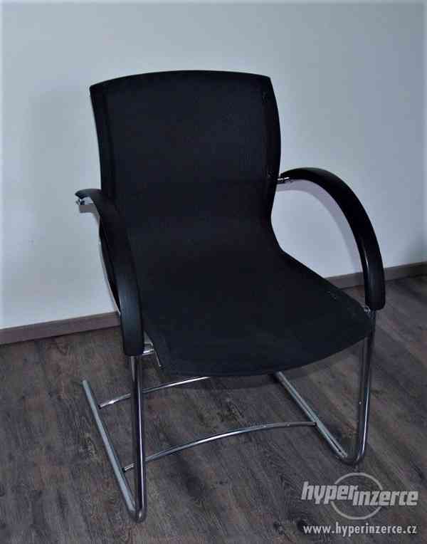 Souprava 6 kancelářských židlí/křesel s kovovou konstrukci - foto 3