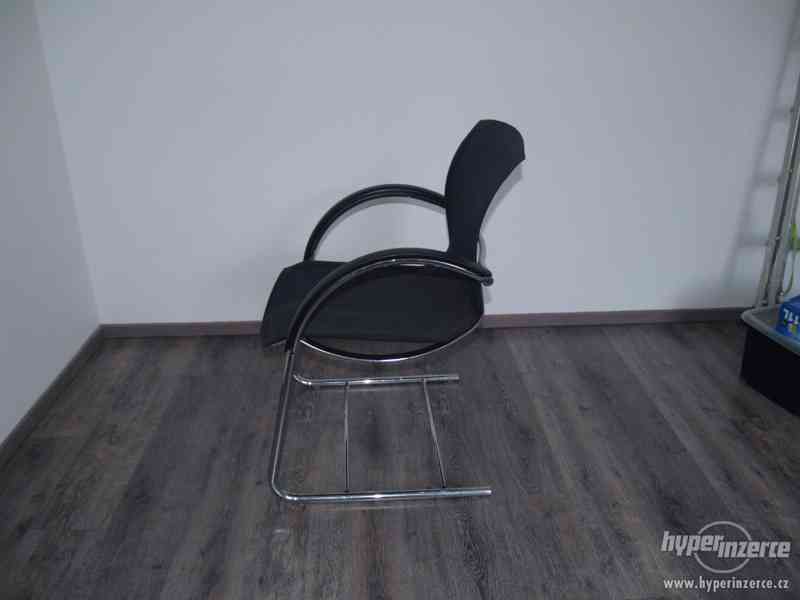 Souprava 6 kancelářských židlí/křesel s kovovou konstrukci - foto 4
