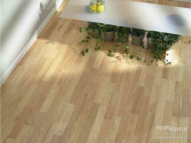 Celomasivní dřevěná podlaha HEVEA lakovaná - foto 3