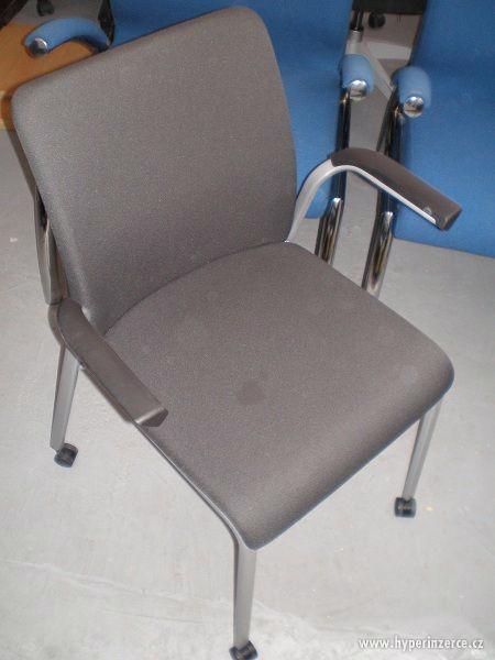 Černá židlička na kolečkách - foto 1
