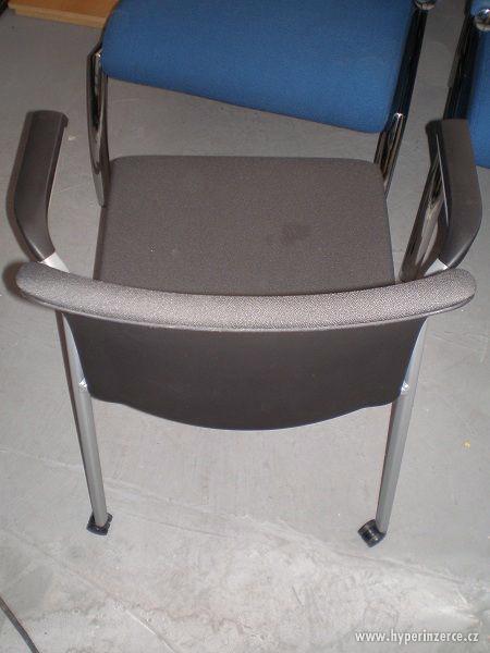 Černá židlička na kolečkách - foto 2
