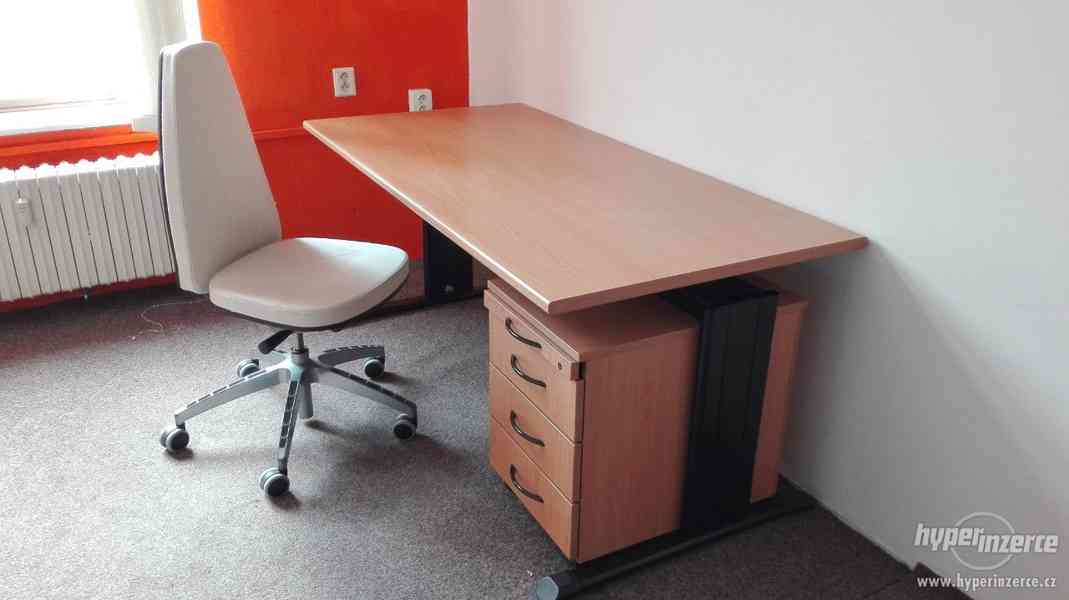 2 kancelářské stoly a 2 kancelářské židle + kontejner zdarma - foto 1