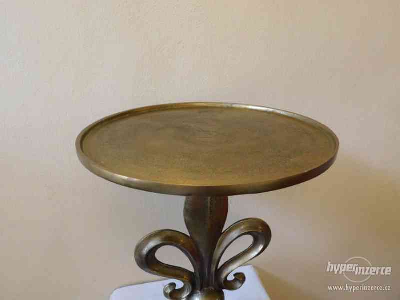 Kovový stolek lilie - zlaté provedení - foto 2