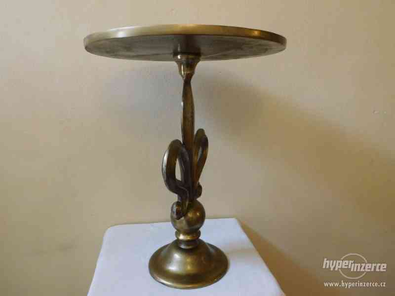 Kovový stolek lilie - zlaté provedení - foto 3