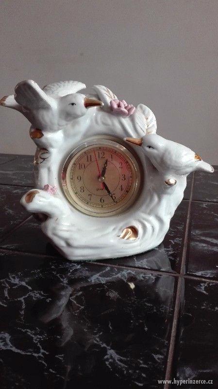 Porcelanove hodiny s holubickou - foto 1