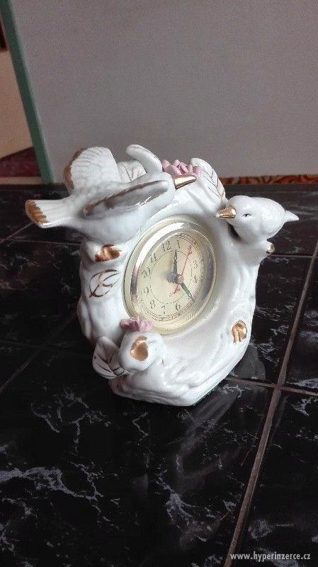Porcelanove hodiny s holubickou - foto 2