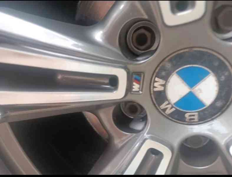 M logo do BMW kol