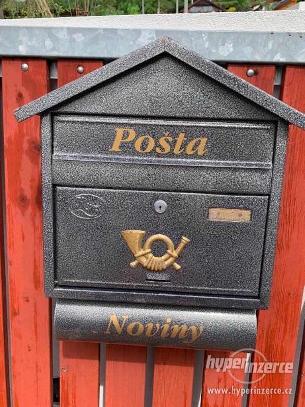Brána s brankou a poštovní schránkou - foto 3