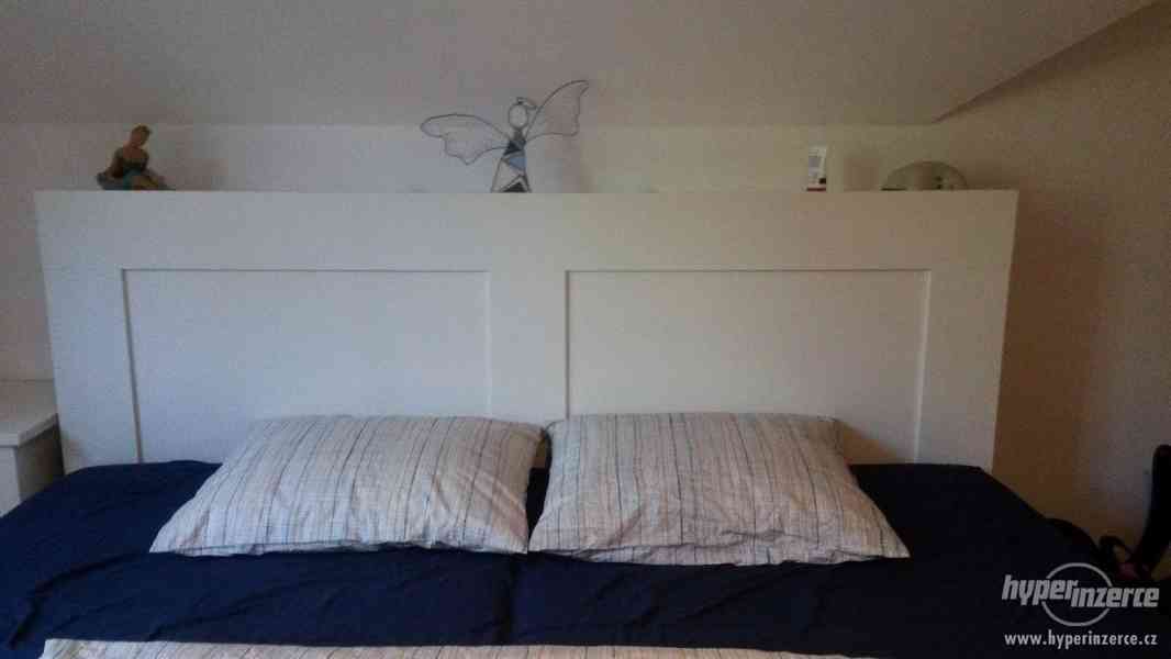 Bílá lakovaná postel 180x200 vč. matrací a roštů - foto 1