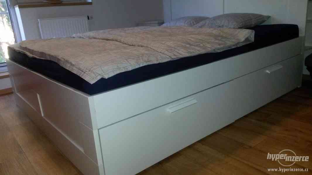 Bílá lakovaná postel 180x200 vč. matrací a roštů - foto 4