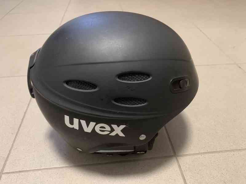 Lyžařská helma Uvex