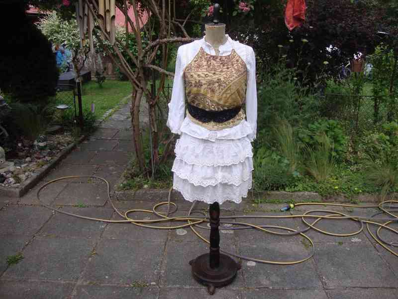 Starožitná dřevěná krejčovská panna + starožitné oblečení 