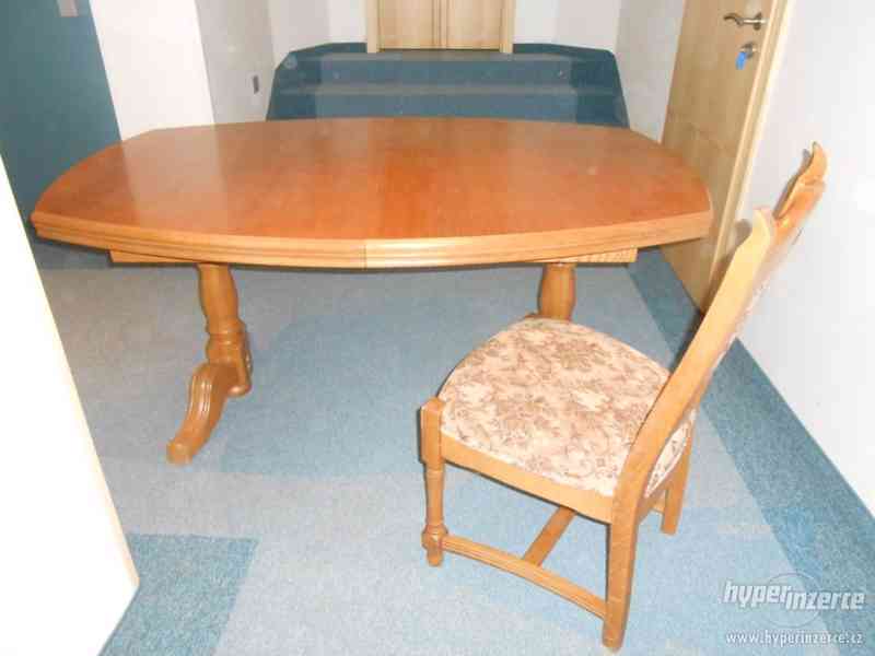 Prodám rozkládací jídelní stůl z masivu + 6 židlí - foto 3