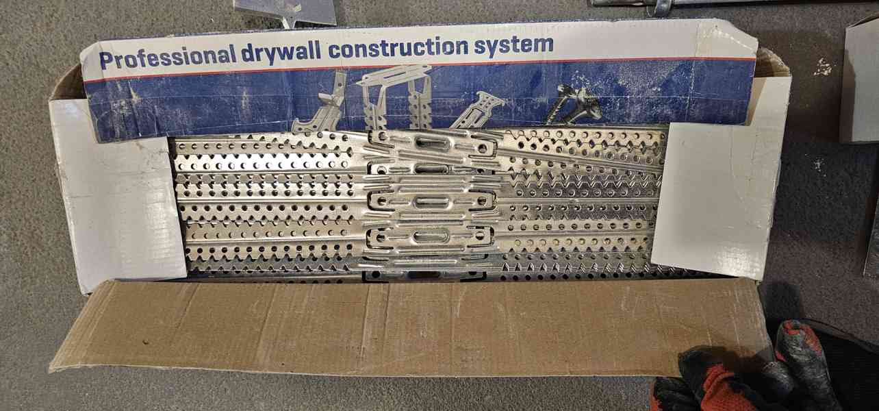 Sádrokarton a ytong - drobne naradi a material - foto 9