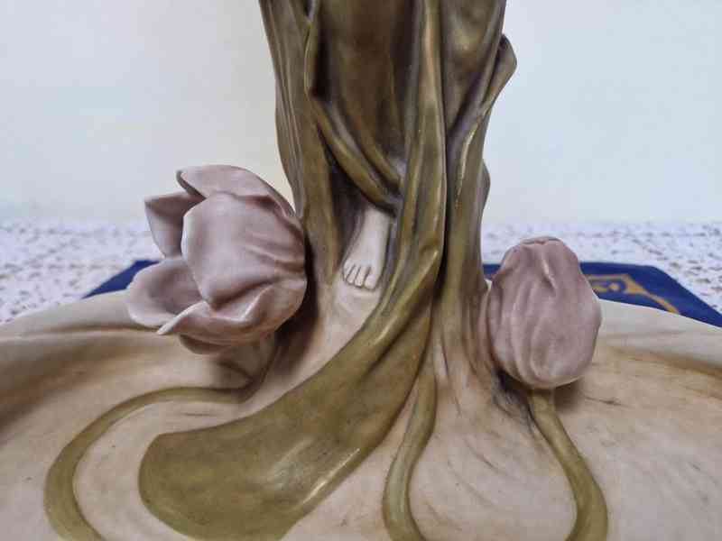 Krásná secesní porcelánová plastika Dívka Akt Royal Dux - foto 3