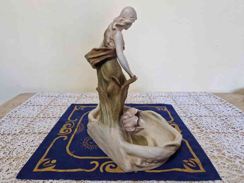 Krásná secesní porcelánová plastika Dívka Akt Royal Dux - foto 6