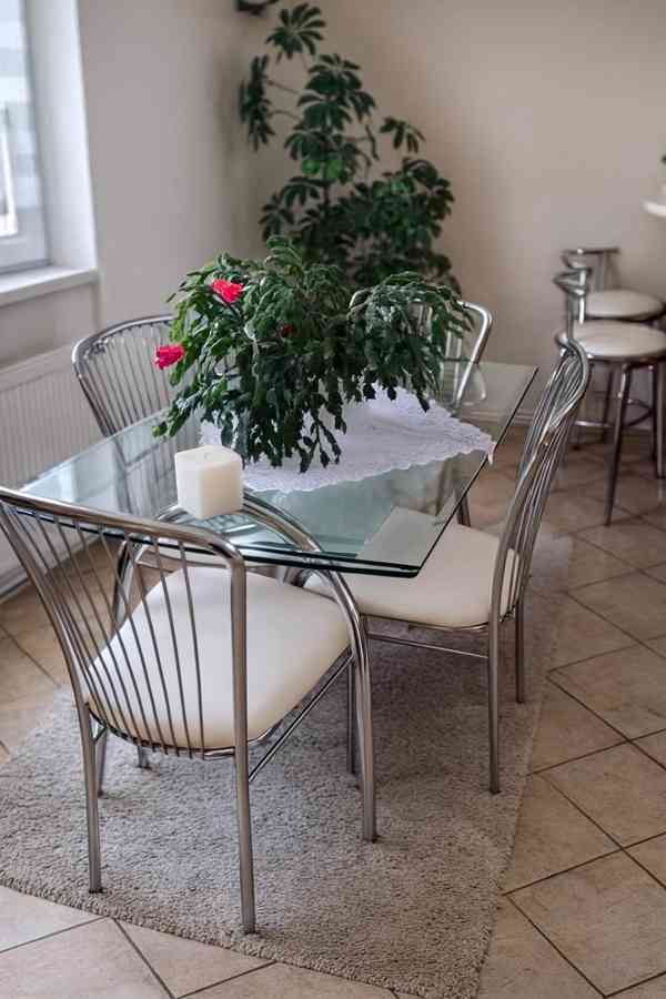 Skleněný jídelní stůl + 4 židle – kovová konstrukce - foto 2