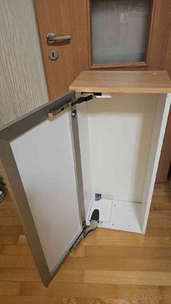 Závěsná skříňka IKEA se skleněnými dveřmi - foto 2