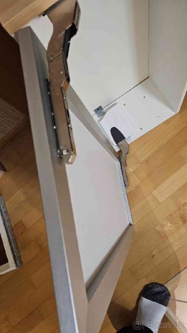 Závěsná skříňka IKEA se skleněnými dveřmi - foto 3