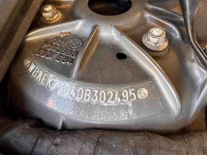 BMW Řada 6 E64 645i - foto 11