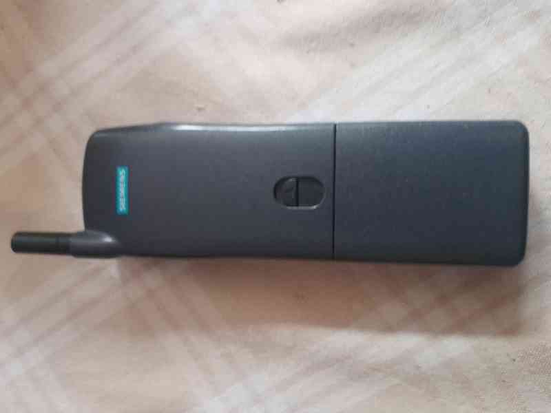 Mobilní tlačítkový telefon Siemens S10 - foto 2