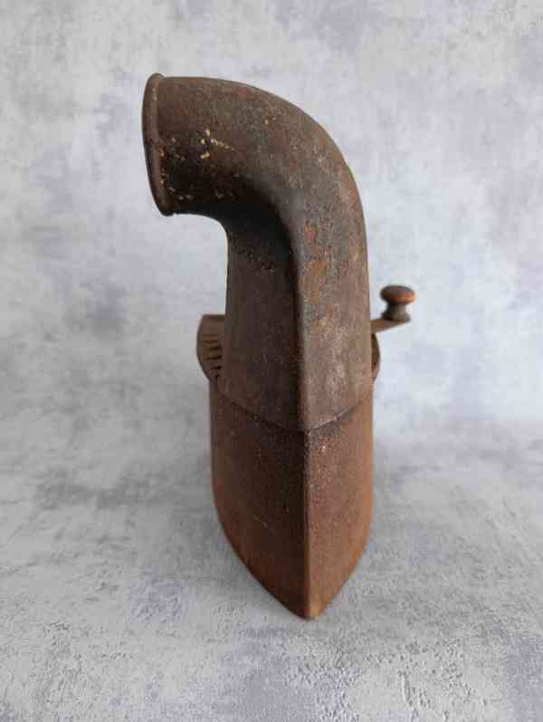 Stará litinová žehlička s komínem – atypický model, 2,6 kg, - foto 10