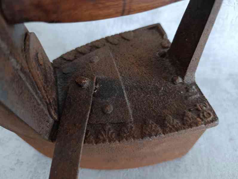 Stará litinová žehlička s komínem – atypický model, 2,6 kg, - foto 16