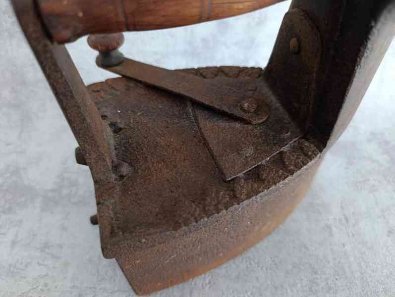 Stará litinová žehlička s komínem – atypický model, 2,6 kg, - foto 8