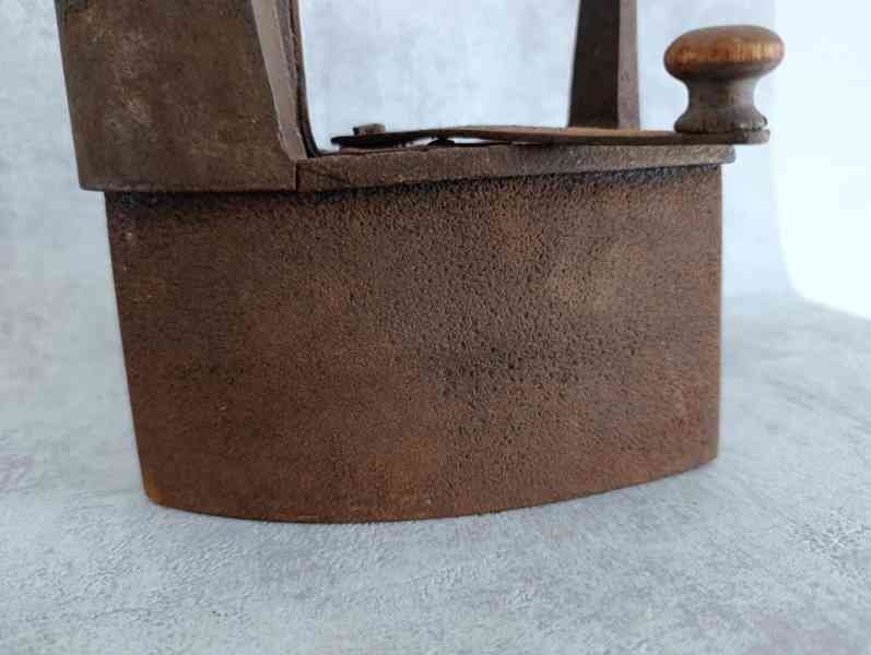 Stará litinová žehlička s komínem – atypický model, 2,6 kg, - foto 5