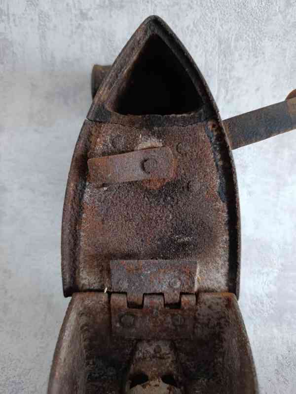Stará litinová žehlička s komínem – atypický model, 2,6 kg, - foto 18