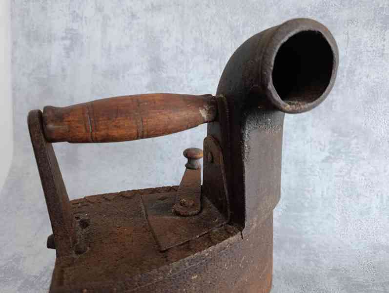 Stará litinová žehlička s komínem – atypický model, 2,6 kg, - foto 20