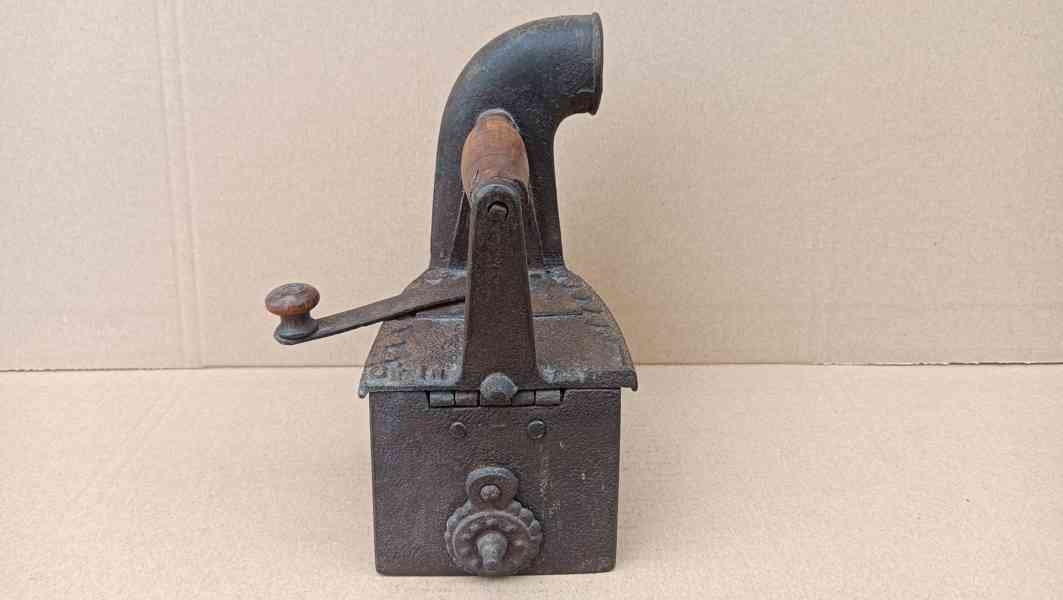 Stará žehlička s komínem - atypická žehlička do sbírky - foto 3