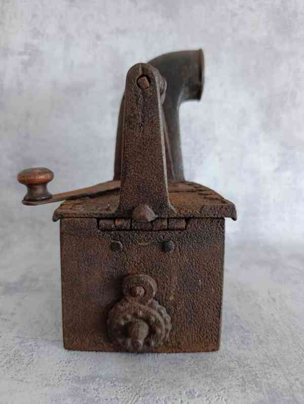 Stará litinová žehlička s komínem – atypický model, 2,6 kg, - foto 11