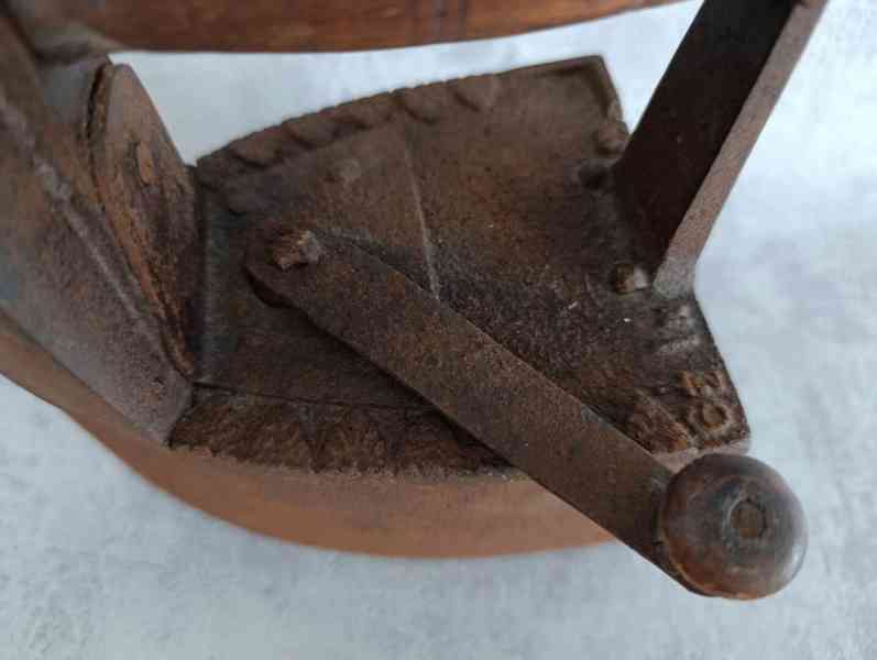 Stará litinová žehlička s komínem – atypický model, 2,6 kg, - foto 9