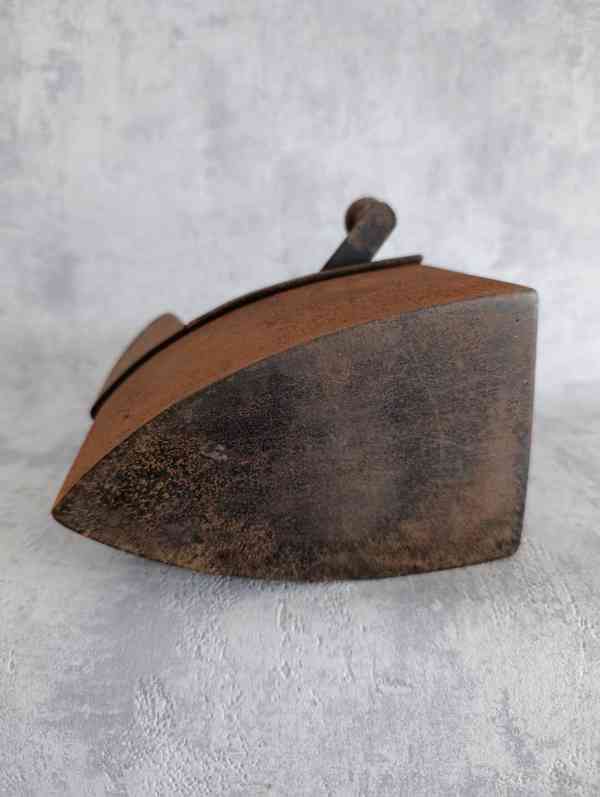 Stará litinová žehlička s komínem – atypický model, 2,6 kg, - foto 13